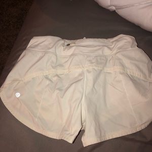 SIZE 4 WHITE LULULEMON SPEED UP SHORTS 2.5